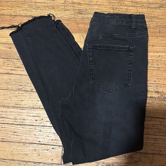 Women’s Forever 21 Faded Black Wash Straight Leg Distressed Hem Denim Jeans 28 - Picture 4 of 5